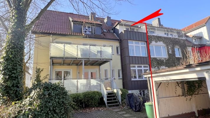 rückwärtige Ansicht des Mehrfamilienhauses mit Blick auf die Carportanlage
