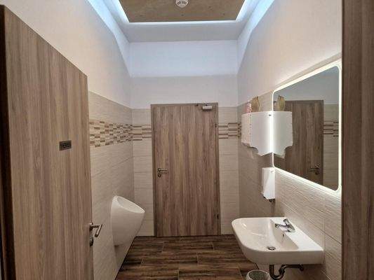 Waschvorraum Herrentoilette