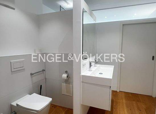 Master-Badezimmer mit WC, Waschbecken und Dusche