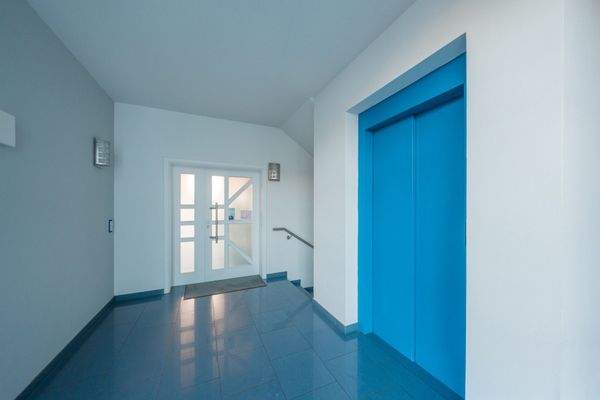 Büroeingang mit Aufzug