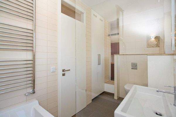 Wannenbad mit Einbauschränken 