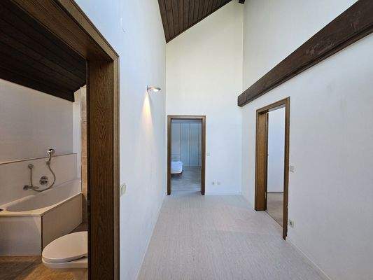 Flur OG mit Blick ins Bad und in die 2 Schlafzimmer