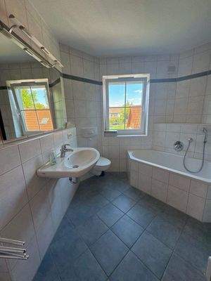 Modernes Badezimmer mit Wanne und Dusche