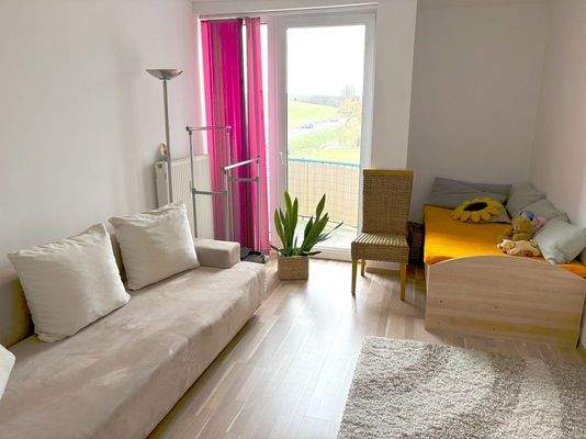 Zimmer mit Balkonzugang.JPG