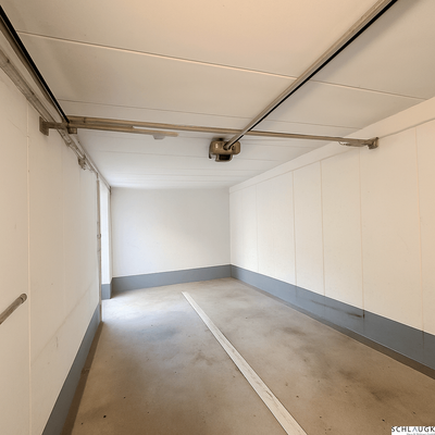 Garage mit elektr. Garagentor