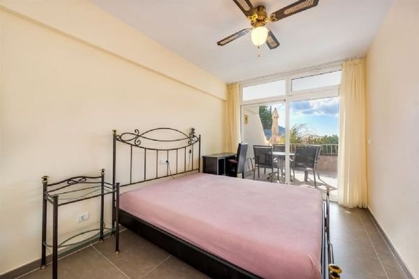 Schlafzimmer 2 mit Loggiazugang