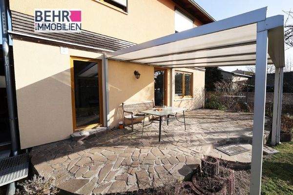 teilüberdachte Terrasse zum Garten