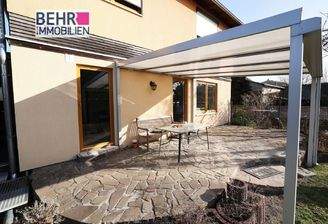 teilüberdachte Terrasse zum Garten