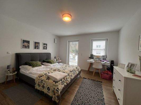 Lichtdurchflutetes Schlafzimmer mit integriertem Arbeitsbereich - Moderne Wohnkomfort auf höchstem Niveau!