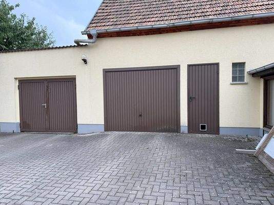 Nebengelass mit Garagen