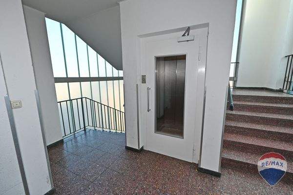 Treppenhaus mit Aufzug