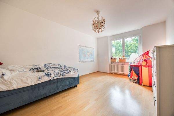 Helles Kinderzimmer mit ca. 16,54 m² Wohnfläche