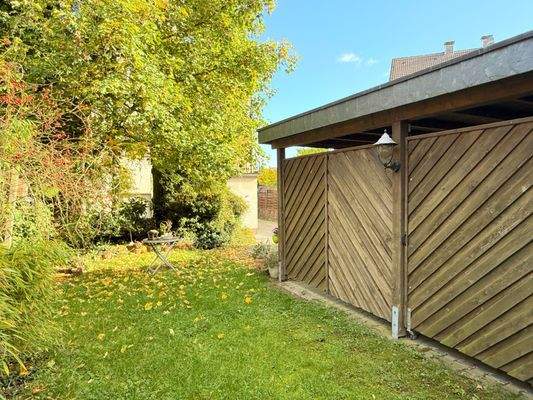 Carport mit Öffnung zum Garten