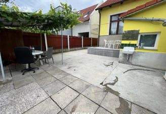 Innenhof mit Terrasse und Pergola