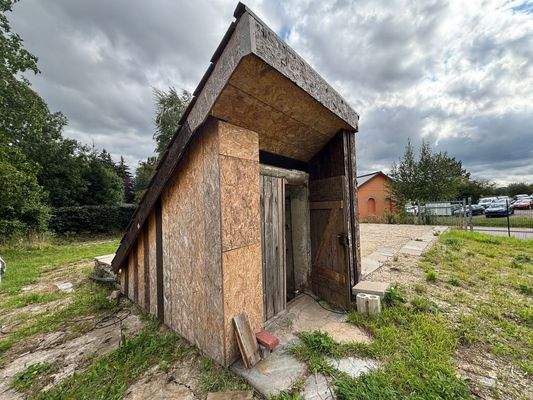 Keller Hausgrenze vorne