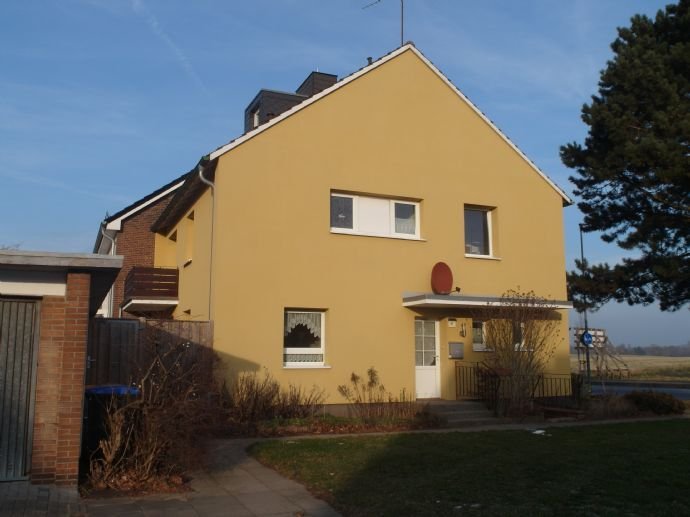 Neustadt: Große Doppelhaushälfte mit Garage und Keller