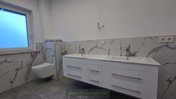 XXL-Doppelwaschbecken - Spiegel werden noch montiert