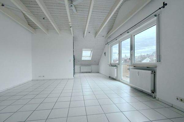 Wohn-/ Essbereich mit Zugang zum Balkon