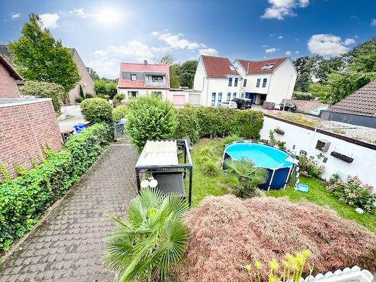 Ausblick in den straßenseitigen Garten