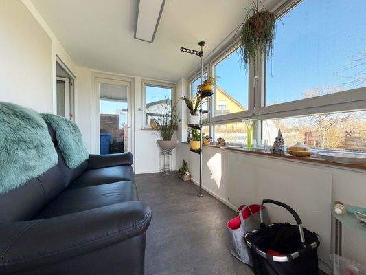 EG Wintergarten: Großzügige Fenster holen Gartenblick und Tageslicht direkt ins Haus