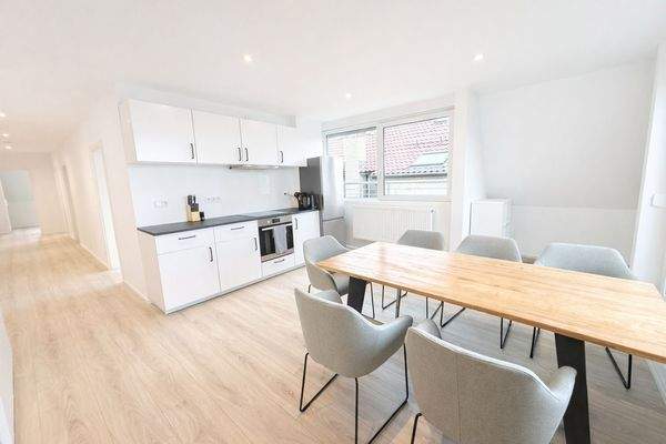 Helle Küche und Essbereich in