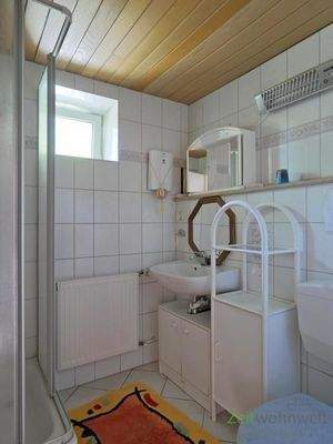 kleines Bad mit Dusche