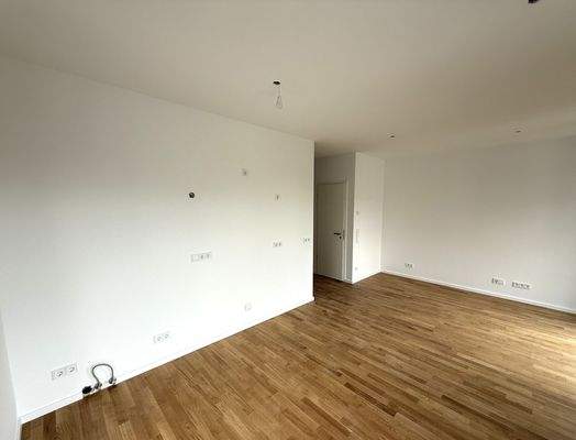 Leerer Wohnraum mit Parkett