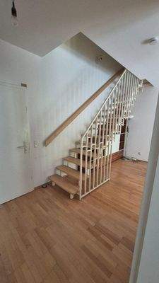 Blick auf Tür und Treppe 1.OG