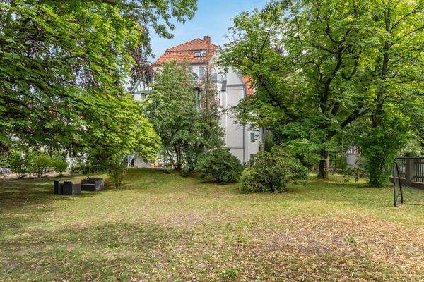 Garten mit Blick auf das Haus