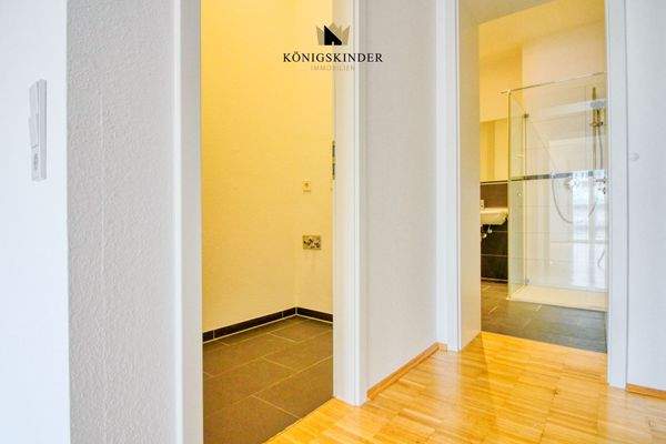 Abstellraum und Eingang ins Badezimmer