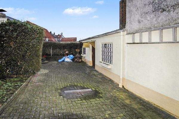 Hof mit Nebengebäude 2