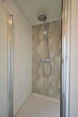 ferienhaus-kaufen-herkingen-ensuite-badezimmer-dusche-2025.webp002