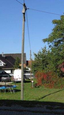 Telefon-Freileitung quer im unteren Bereich