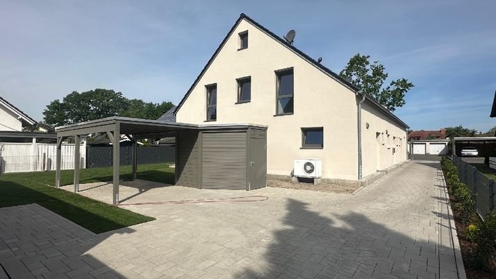 Reiheneckhaus links mit Carport verfügbar