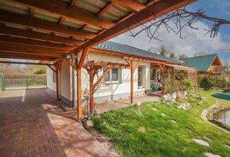 Hausansicht mit Einfahrt