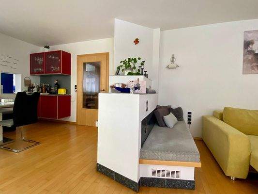 Moderner Kachelofen mit Ofenbankerl