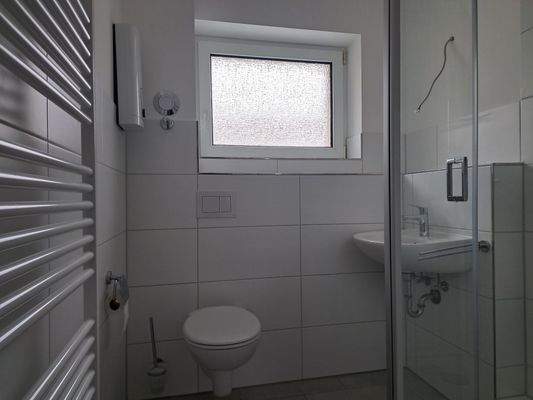 Badezimmer mit Dusche und WC.jpg