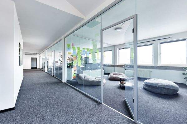 Flur u. Besprechungsräume links_1 (1).jpg