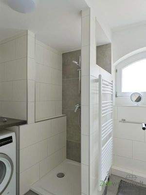 Dusche und Waschmaschine