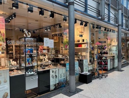 Elegante Schmuckvitrinen mit hochwertiger Präsentation