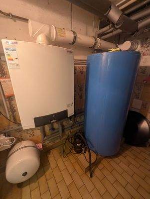 Erdgastherme mit Pufferspeicher im Keller