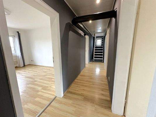 Flur mit Zugang zum Dachgeschoss