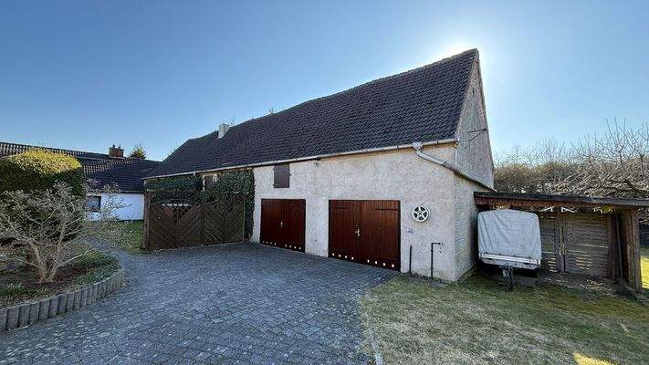 Nebengebäude mit Garagen