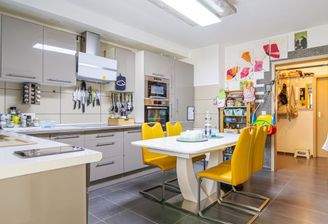 Moderne weitläufige Wohnküche