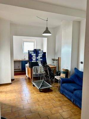 Bozen Zentrum, Nähe Universität, Investitionsobjekt, Studenten-WG geeignet, 4. Stock mit Aufzug, Große Wohnküche, Kleine Terrasse, 4 große Schlafzimmer, 2 Balkone, Großes Badezimmer, Abstellkammer, Keller inklusive, Gemeinschaftlicher Dachboden, Hohe Miet