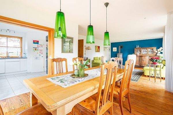 Wohnzimmer m. Blick in d. Küche