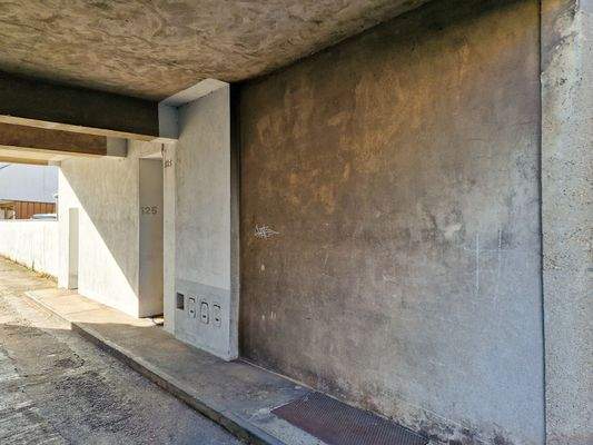 Durchfahrt des Nachbarhauses mit Durchgangs- und W