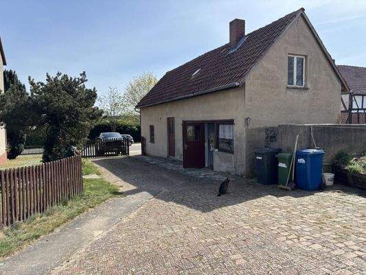 Nebengebäude mit Garage