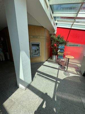 Foyer mit Bankautomaten.JPEG