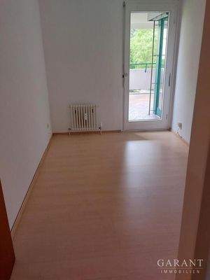 Zimmer mit Ausgang zum Balkon